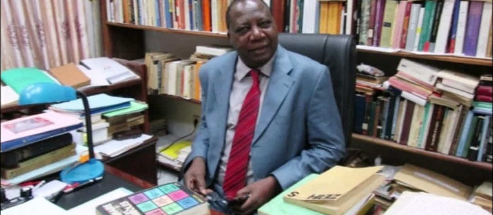 Le Double Chemin : Théophile Obenga entre Chaire Universitaire et Cabinet Ministériel